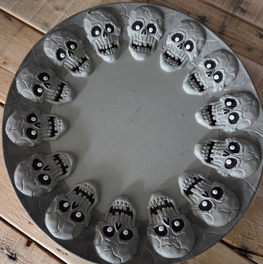 Gray Skull Decorative Plate Easter Unlimited/90s